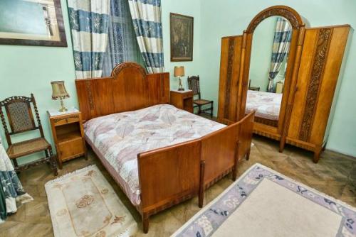 Zrestaurovaná starožitná ložnice Art Deco s velkou Zrestaurovaná starožitná ložnice Art Deco s velkou