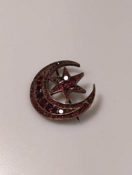 Granátová brož  Granátová brož