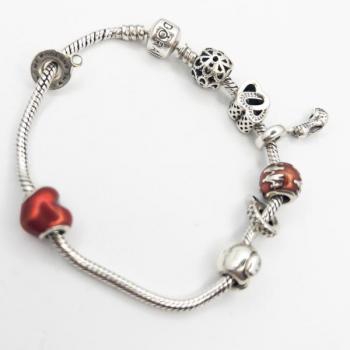 Pandora, stříbrný náramek s přívěsky Pandora, stříbrný náramek s přívěsky
