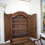 Zámecká dubová skříň z 19. století Zámecká dubová skříň z 19. století