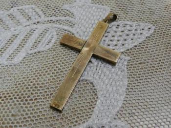 Gravírovaný větší zlatý kříž - Biedermeier Gravírovaný větší zlatý kříž - Biedermeier
