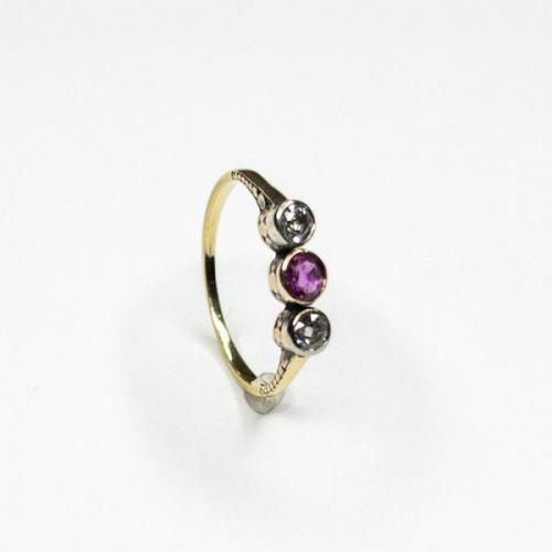 Zlatý prsten s brilianty a rubínem Zlatý prsten s brilianty a rubínem