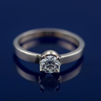 Zlatý prsten s briliantem Zlatý prsten s briliantem