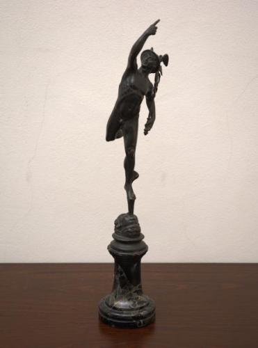 Bronzová socha Merkura na mramorovém podstavci Bronzová socha Merkura na mramorovém podstavci