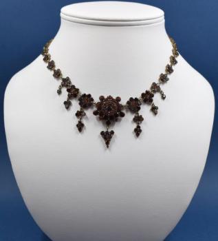 Granátový náhrdelník s ověsky Granátový náhrdelník s ověsky