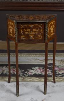 81. Malý konzolový stolek v rokokovém stylu 81. Malý konzolový stolek v rokokovém stylu