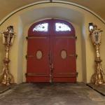 Obří párové zlaté lucerny na vyřezávaných nohách Obří párové zlaté lucerny na vyřezávaných nohách