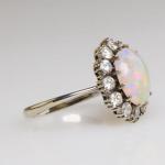 Zlatý prsten s opálem a diamanty Zlatý prsten s opálem a diamanty