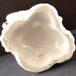 Malá porcelánová vázička, malované květy  Malá porcelánová vázička, malované květy