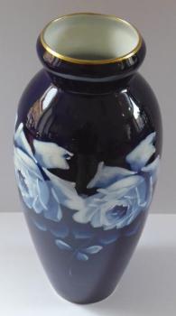 Kobaltová porcelánová váza, s růžemi - Dubí  Kobaltová porcelánová váza, s růžemi - Dubí