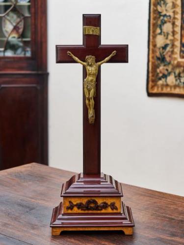 Starožitný stolní krucifix z masivního mahagonu Starožitný stolní krucifix z masivního mahagonu