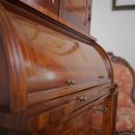 Intarzovaný sekretář s knihovnou a psací deskou Intarzovaný sekretář s knihovnou a psací deskou