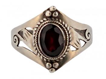 Stříbrný prořezávaný prsten s granátem Stříbrný prořezávaný prsten s granátem
