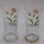 Dvě sklenice s bílými květy - Protěž alpská Dvě sklenice s bílými květy - Protěž alpská