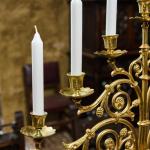 Párové neogotické mosazné svícny z 19. století Párové neogotické mosazné svícny z 19. století