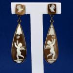 Zlaté náušnice a brož s kamejemi, Itálie, 1870 Zlaté náušnice a brož s kamejemi, Itálie, 1870