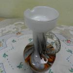 Džbán skleněný s tordovaným uchem Džbán skleněný s tordovaným uchem