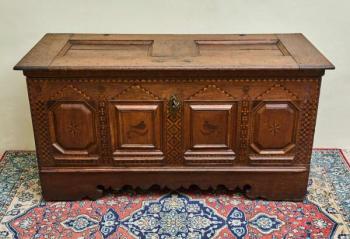 Intarzovaná dubová truhla z 18. století Intarzovaná dubová truhla z 18. století