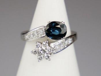 Zlatý prsten s diamanty a safírem Zlatý prsten s diamanty a safírem