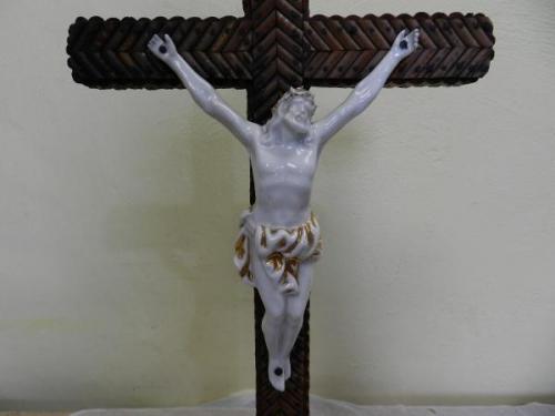 Porcelánový Ježíš Kristus na dřevěném kříži Porcelánový Ježíš Kristus na dřevěném kříži