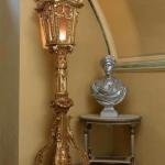 Obří párové zlaté lucerny na vyřezávaných nohách Obří párové zlaté lucerny na vyřezávaných nohách