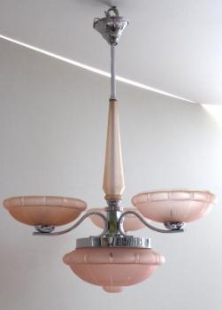 Lustr z bílého kovu a růžovými stínidly Lustr z bílého kovu a růžovými stínidly