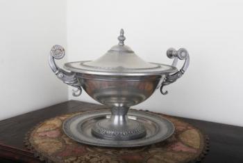 Cínová mísa s víkem v empírovém stylu. Značená Cínová mísa s víkem v empírovém stylu. Značená