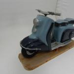 Kovový model na dřevěném podstavci, motocykl Kovový model na dřevěném podstavci, motocykl