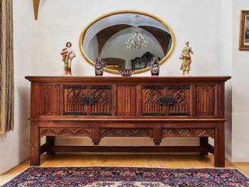 Neogotická komoda z masivního dubu Neogotická komoda z masivního dubu