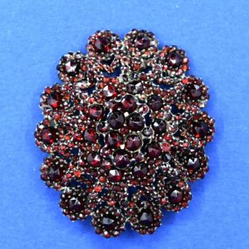 Granátový přívěs - brož Granátový přívěs - brož