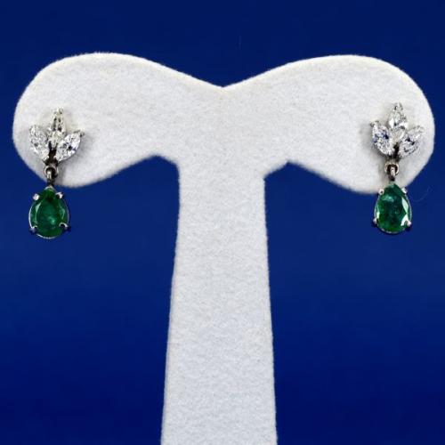 Bílozlaté náušnice se smaragdy a diamanty Bílozlaté náušnice se smaragdy a diamanty