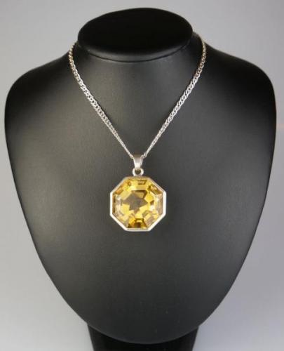 Stříbrný závěs s velkým citrínem Stříbrný závěs s velkým citrínem