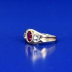 Secesní zlatý prsten s červeným kamenem, Čechy, 1900 Secesní zlatý prsten s červeným kamenem, Čechy, 1900