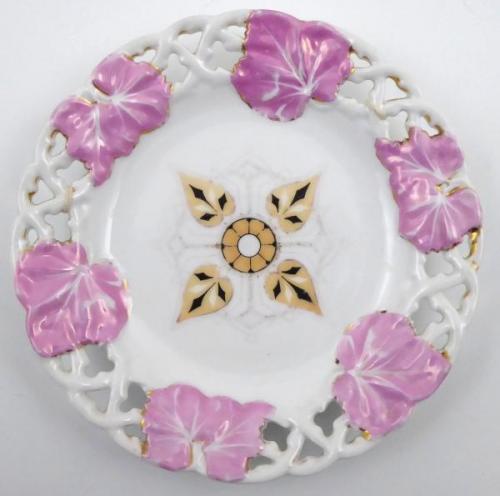 Prořezávaný ručně malovaný dekorativní talíř Prořezávaný ručně malovaný dekorativní talíř