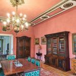 Velká neorenesanční knihovna s erbem Velká neorenesanční knihovna s erbem