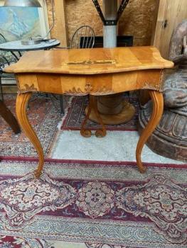 Intarzovaný konzolový stolek  Intarzovaný konzolový stolek