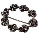 STŘÍBRNÁ OVÁLNÁ BROŽ - VĚTVIČKA S GRANÁTY STŘÍBRNÁ OVÁLNÁ BROŽ - VĚTVIČKA S GRANÁTY