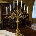 Párové neogotické mosazné svícny z 19. století Párové neogotické mosazné svícny z 19. století