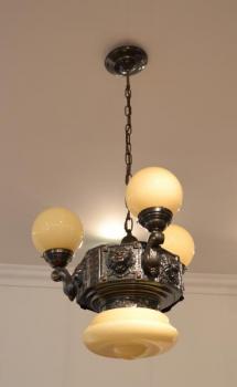 Mosazný lustr s hnědou patinou Mosazný lustr s hnědou patinou