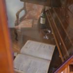 Intarzovaný sekretář s knihovnou a psací deskou Intarzovaný sekretář s knihovnou a psací deskou