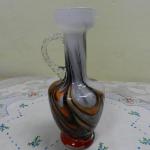 Džbán skleněný s tordovaným uchem Džbán skleněný s tordovaným uchem