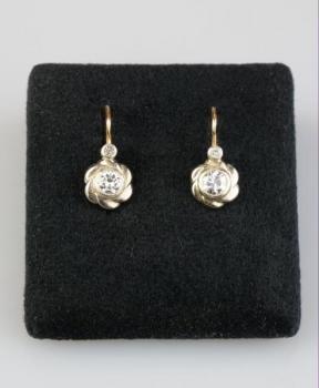 Zlaté náušnice s diamanty Zlaté náušnice s diamanty