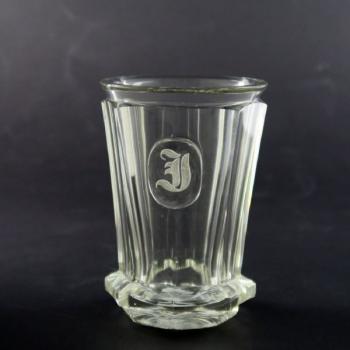 Číše s monogramem J Číše s monogramem J