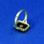 Zlatý pánský prsten s onyxem a briliantem, 1920 Zlatý pánský prsten s onyxem a briliantem, 1920