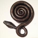 Trefanec : kovaný svícen v podobě hada Trefanec : kovaný svícen v podobě hada