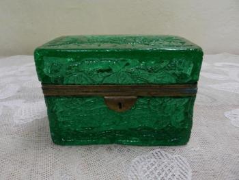 Dóza, reliéfní uranové sklo - Harrachov, 19. stol. Dóza, reliéfní uranové sklo - Harrachov, 19. stol.