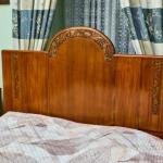 Zrestaurovaná starožitná ložnice Art Deco s velkou Zrestaurovaná starožitná ložnice Art Deco s velkou