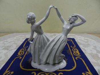 Plastika, tančící dívky - Pirken-Hammer (Březová) Plastika, tančící dívky - Pirken-Hammer (Březová)