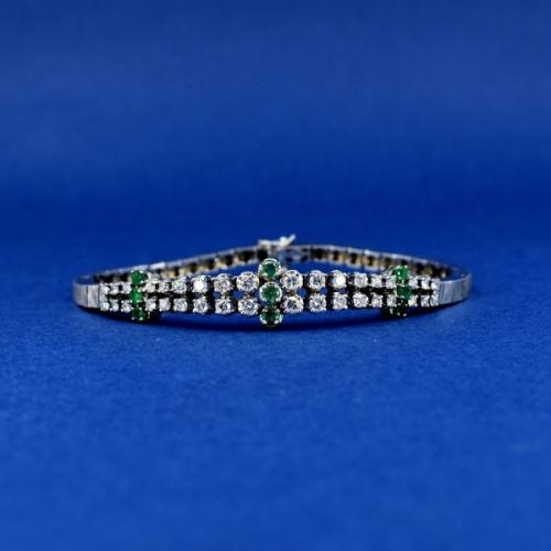 Bílozlatý náramek s brilianty a smaragdy, 1960 Bílozlatý náramek s brilianty a smaragdy, 1960