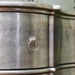 Designová komoda se stříbrným povrchem Designová komoda se stříbrným povrchem